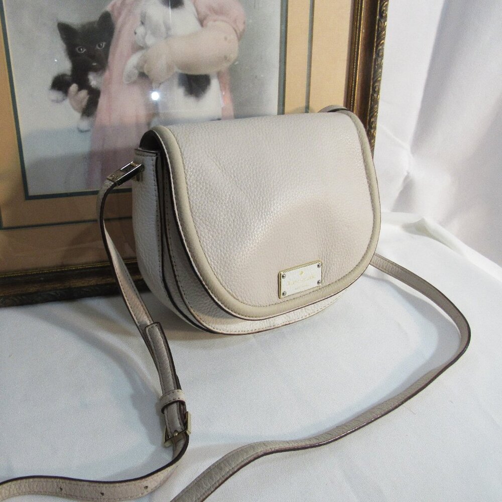 CLASSIC BEIGE + WHITE KATE SPADE PEBBLED LEATHER XBODY BAG